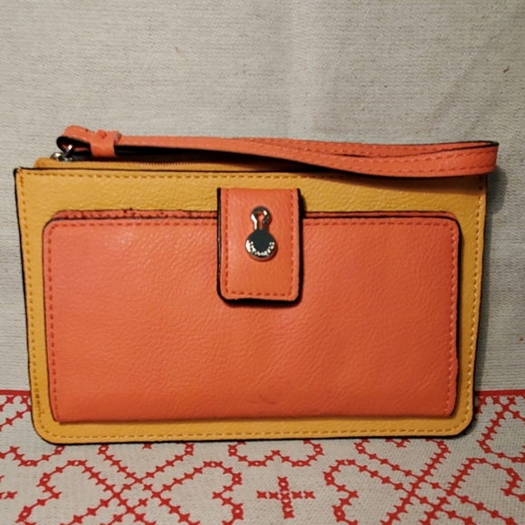 London Fog Handbags - 🔥GIT IT NOW🔥London Fog wristlet